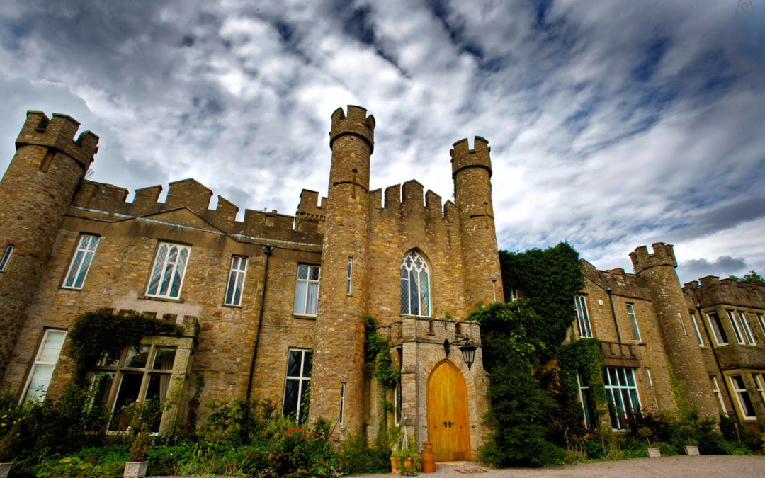 Que tal se hospedar num castelo… pela Airbnb?